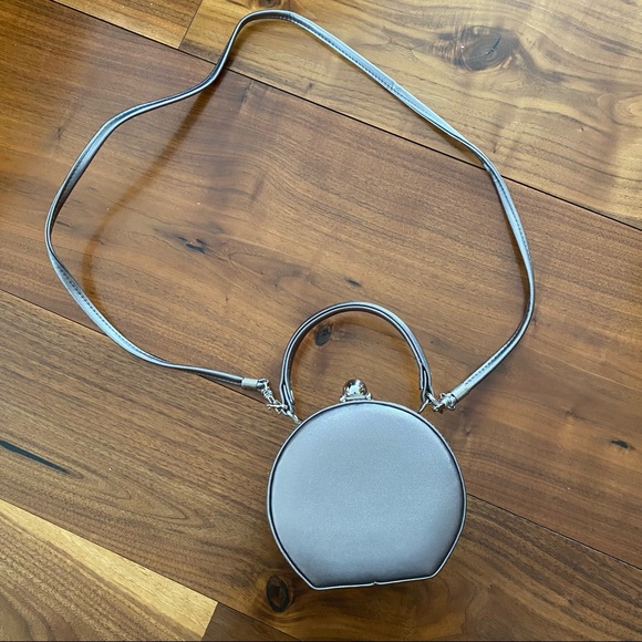 Indeed Handbags - ❗️Silver small round snap purse❗️